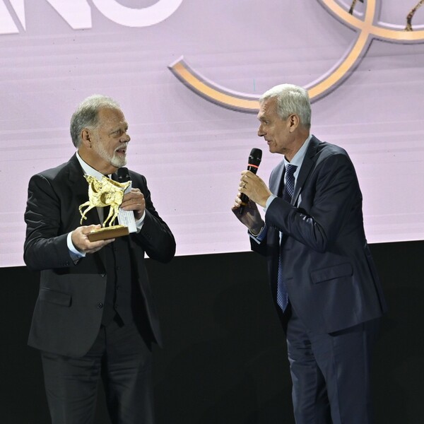 Taylor Hackford Riceve Il Pegaso D&#039;oro Da Gilberto Borghi, Responsabile Ufficio Relazioni Esterne Di BPER